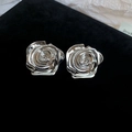 Dettaglio macro di orecchini a lobo a forma di rosa su velluto nero lucido - Stile Fiore di Rosa 3D / Orecchini a Bottone con Perno in Argento - Argento