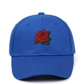Détail de la broderie rose rouge sur casquette en coton bleu roi avec texture 3D - Bleu