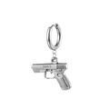 Détail d'une boucle d'oreille pistolet argentée avec gravure gang en acier inoxydable - Pistolet Couleur Acier