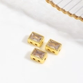 Cuentas espaciadoras rectangulares bañadas en oro con circonitas sobre fondo blanco - Agujero recto rectangular / Dorado