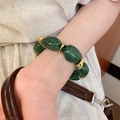 Dettaglio delle perle in resina verde e maglie a ferro di cavallo sul bracciale - Bracciale-Verde
