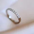 Macro-opname van een minimalistische titaniumstalen ring met sprankelende halve cirkel kristallen - US 5 / Zilver