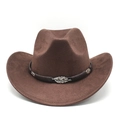 Détail d'un chapeau de cowboy en suédine avec ornement en métal en forme de feuille - Marron