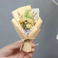 Nahaufnahme von Mini-Trockenblumenstrauß mit gelben Rosen und Schleierkraut in Papier - Gelbe Rose (Gelbe Verpackung)