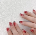 Unghie finte sfumate rosse con decorazioni floreali rosa e finitura lucida ovale - Stile Sfumato Rosa Pesca Con Foglia D'Oro (Y-54)