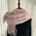 Sciarpa a quadri rosa arcobaleno con frange su modella con maglione a trecce nero - Rosa Chiaro