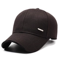 Casquette baseball marron avec insigne sport en métal et bordure lettrée sur fond blanc - Réglable / café
