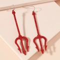 Detail van rode glitter duivels drietand oorbellen op een zachtroze achtergrond - Mat Rood Duivel Trident Stijl (H-217)