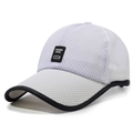Witte ademende mesh baseballpet met zwarte bies en sportief logo-embleem - Wit