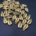 Gouden schelphangers voor DIY sieraden maken op een donkere getextureerde basis - Schelp / 50 Stuks/Verpakking