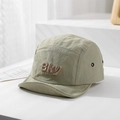 Detail van 5-panel sneldrogende baby pet met SKY borduursel op wit voetstuk - 48cm (6-20 Maanden) / Lichtgroen