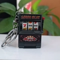 Portachiavi mini slot machine nera con leva e motivi di frutta rotanti - Chiusura A Moschettone Nera Pura / 5