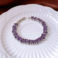 Detail van zilveren armband met paarse kristallen druppels en vouwsluiting - Zilver-Paars