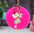Détail du porte-clés pompon rose avec strass et cœur en bois gravé I Love You - Cœur en bois + Pompon rose rouge