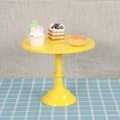 Soporte de metal amarillo para tartas sobre un mantel de cuadros blancos y azules - Alto 30cm / Amarillo