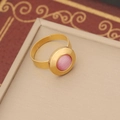 Detailopname van een gouden verstelbare ring met roze kattenoogsteen op een sieradendoos - 3# Ring / Goud met roze kattenoogsteen