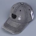 Dettaglio cappello baseball grigio slavato con ricamo a cuore e rifiniture consumate - M (56-58cm) / Cuore Nero