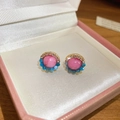 Dettaglio di orecchini a fiore con gemma rosa e perline blu su fodera di raso bianco - Perno in Argento 925/Lega/Zirconia/Perline / Stile Vintage Tondo (Oro-Rosa-Blu)