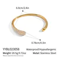 Detailweergave van de 18K vergulde roestvrijstalen open armband met kristallen en 6,0 cm diameter - Gouden Pavé Zirkonia Stijl (YYBL023058)
