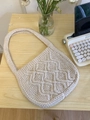 Dettaglio ravvicinato della borsa in maglia beige fatta a mano con trama geometrica - Con Bottone / Albicocca