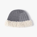 Berretto invernale in maglia con motivo pied de poule grigio e bordo in ecopelliccia - grigio scuro