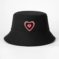 Detail van de gelaagde hartborduring op een zwarte katoenen bucket hat met stiksels - M (56-58cm) / Zwart