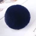 Gros plan d'un pompon bleu marine en fausse fourrure de 8 cm montrant sa texture moelleuse - Bleu marine