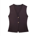 Détails de la texture tricotée du gilet col V marron café avec boutons dorés - Haut Marron Foncé