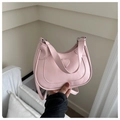 Nahaufnahme der rosa Satteltasche mit Herzprägung und silbernen Metallbeschlägen - Rosa