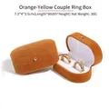 Orangefarbene Samt-Doppelringbox mit Goldverschluss und weißem Futter, 7,5x4x3,5 cm - Doppelringbox / Orangegelb