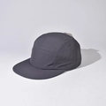 Détail de la casquette camp gris anthracite avec panneaux latéraux perforés au laser - Gris clair