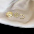 Elegantes vergoldetes Ohrmanschetten-Set mit Zirkonia-Steinen auf luxuriösem Seidenstoff - Ohrklemmen (HE30765) / Dreiteiliges Set / Gold