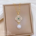 Detail van klaverhanger met groene edelsteen, witte diamanten en parel op zijde - Klavertje Vier Ketting (F304)