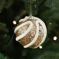 Pallina di Natale dorata da 8cm con onde di peluche bianche su albero di Natale - 8cm / Oro