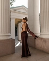 Detail eines rückenfreien Satinkleides mit elegantem Neckholder und fließenden Bändern - S / Schokolade