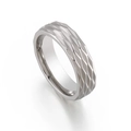 Poliert silberner Titanstahlring mit einer markanten geometrischen Rauten-Facetten-Textur - US 6 / Silber Geometrisch Strukturierter Ring (KR101001-K)