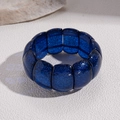 Macro-opname van brede donkerblauwe glitter acryl armband met geometrische harsblokken - Blauw