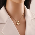 Dettaglio del ciondolo a lettera 'Z' placcato oro 18K con design effetto bombato - Lettera Z