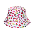 Dettaglio di un cappello a secchiello bianco con stampa integrale di fragole rosse e rosa - M（56-58cm） / Fragola Colorata (Q)