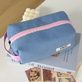 Dettaglio della borsa trucco in tela blu con cerniera rosa e etichetta del marchio - Blu(Con Cerniera Rosa)