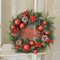 Kerstkrans met rode bessen en dennenappels op een witte schouw als decoratie - Zoals getoond