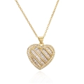 Collar con colgante de corazón dorado y circonitas micropavé en una cadena fina de eslabones - Corazón con incrustaciones de circón cuadrado y redondo