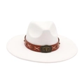 Sombrero vaquero blanco de fieltro con banda de cuero marrón y hebilla de metal de toro - Blanco