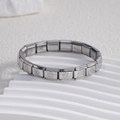 Dettaglio macro del bracciale italiano in acciaio inossidabile con incisione del sole - Stile Sole Argentato (BD-249)