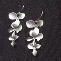 Boucles d'oreilles pendantes orchidées en argent mat avec finition brossée - Boucles d'Oreilles en Argent Mat