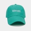 Dettaglio del ricamo bianco NEW YORK sul berretto da baseball in cotone menta - Regolabile / Verde petrolio