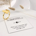 Dettaglio anello a T dorato con pavé di diamanti su sfondo bianco in stile minimalista - Anello E Carta / Oro 14K