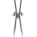 Détail du bolo tie crâne de bélier argenté avec cordon en cuir tressé noir et embouts - Crâne de Bélier