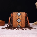 Detail der braunen Ledertasche mit Ethno-Weberei und langen Fransen-Quasten - Gelb