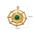Makroansicht eines 14K vergoldeten Sonnenanhängers mit grünem Stein und 19 mm Höhe - 19x17mm / Gold Sonnenstrahl Grüner Achat